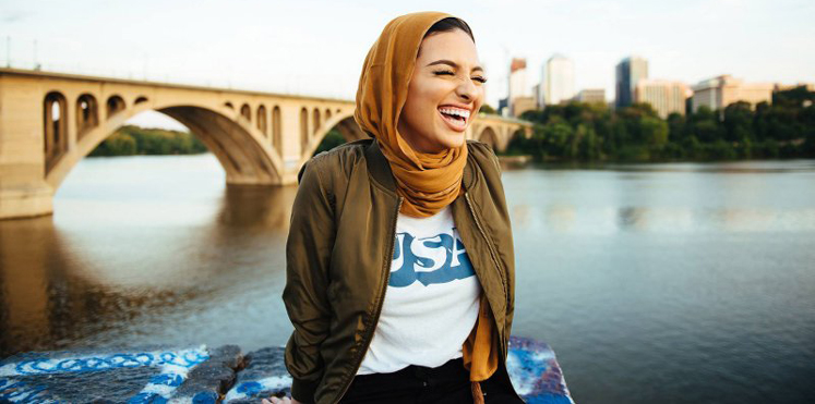 ما سر ظهور الفتاة المحجبة على