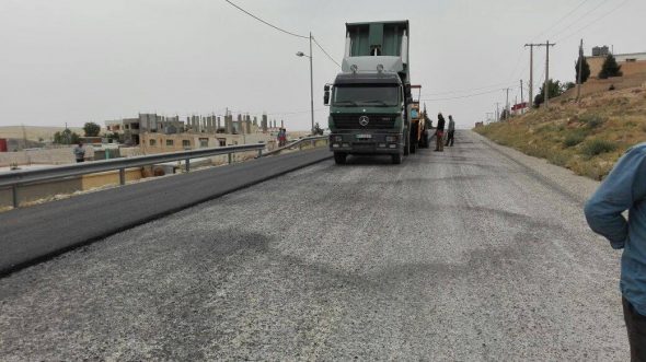 إنجاز 50 % من تعبيد الشارع