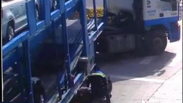 بالفيديو: لحظة صادمة لأب يرى طفلته