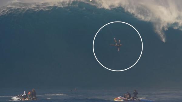 موجة عملاقة تبتلع رياضيا في هاواي