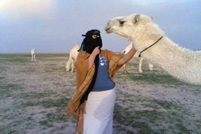 قبلة زوجة لـ (قعود) تشعل (خلافا)