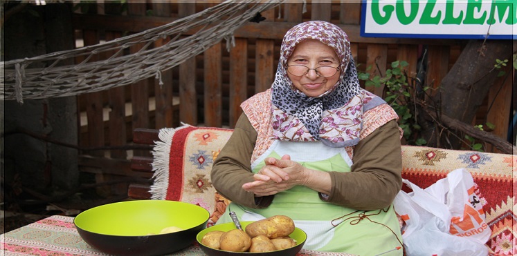 بالفيديو.. عجوز تركية تنافس (ميسي) بمهاراتها