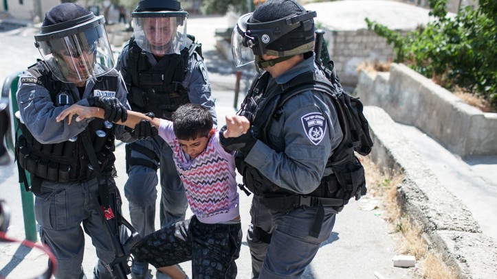 اعتقال طفل في القدس بزعم العثور