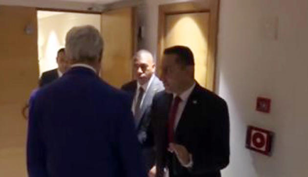 حارس السيسي يسأل كيري: هل لديك