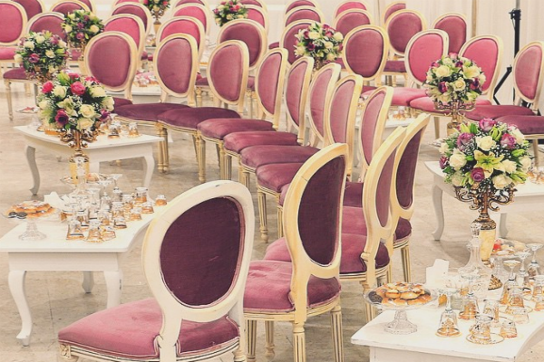 ثري سعودي يوظف 50 شابا للجلوس