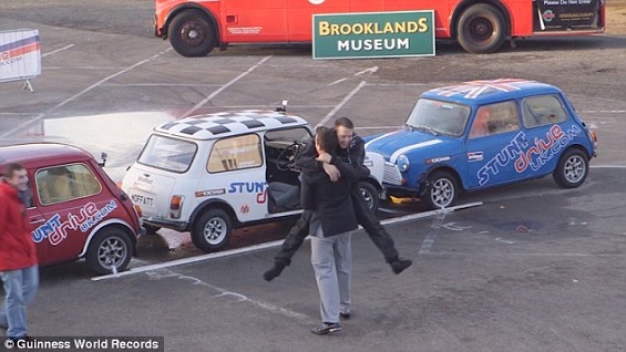 بالفيديو والصور: سائق يركن السيارة بطريقة