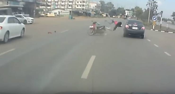 حادث مزدوج ينتهي بفتاة أسفل عجلات