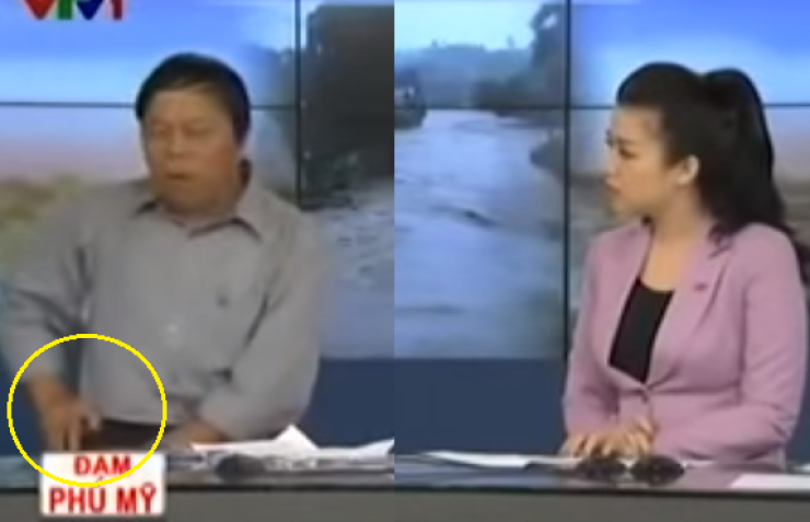 أغرب رد فعل لضيف رن هاتفه