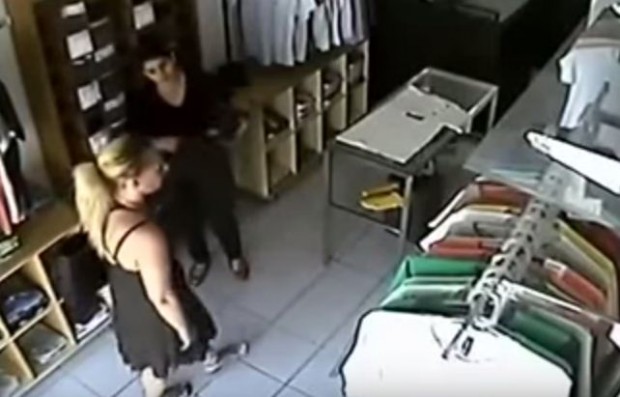 فيديو: فتاة حسناء تغافل بائعة وتسرق