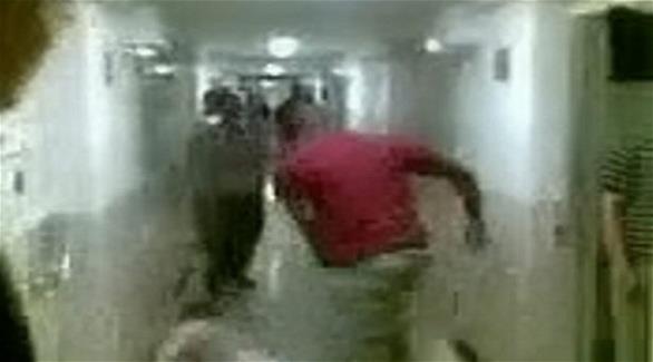 بالفيديو: شجار عنيف بين سجينين من