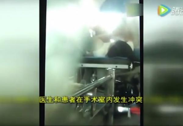 بالفيديو.. طبيبة تضرب مريضة بعنف على