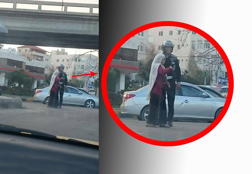 مسنة تشارك رقباء سير تنظيم الحركة