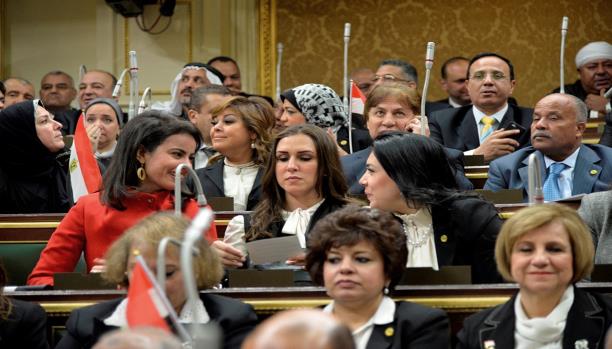 مصر: النظام يحشد نيابيا لتجاوز مأزق(الخدمة