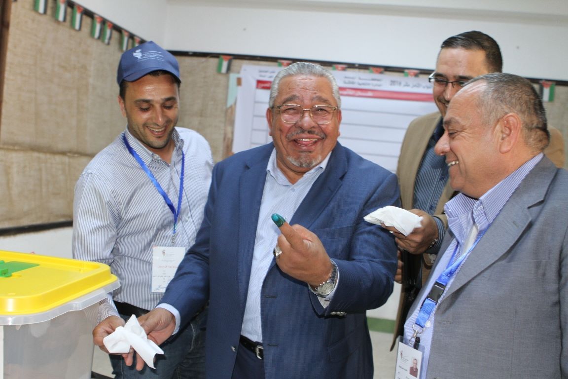 صيدلي الحكومة الاردنية يدلي بصوته في