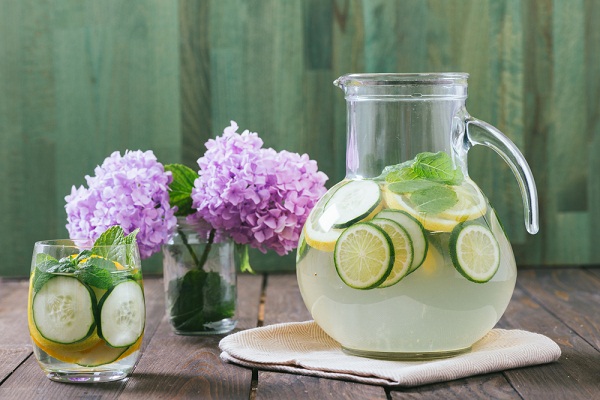 7 مكونات صحية أضيفيها للماء لتحسين
