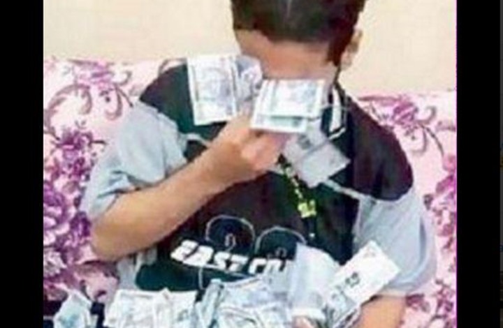 سخط في تويتر على شاب يمسح