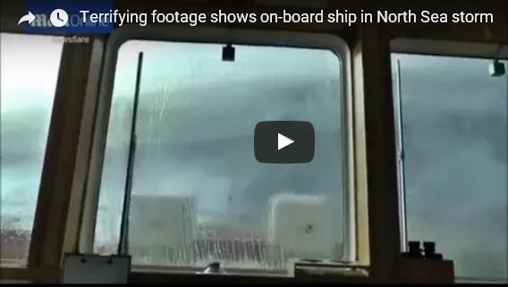 بالفيديو: أمواج عاتية تتلاعب بسفينة كالدمية