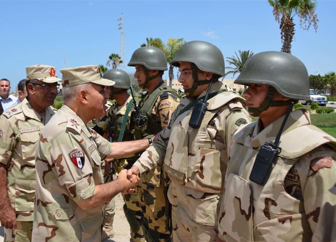 وزير الدفاع لرجال الجيش والشرطة في