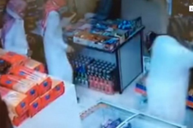 فيديو: معلم يشكل عصابة من طلابه