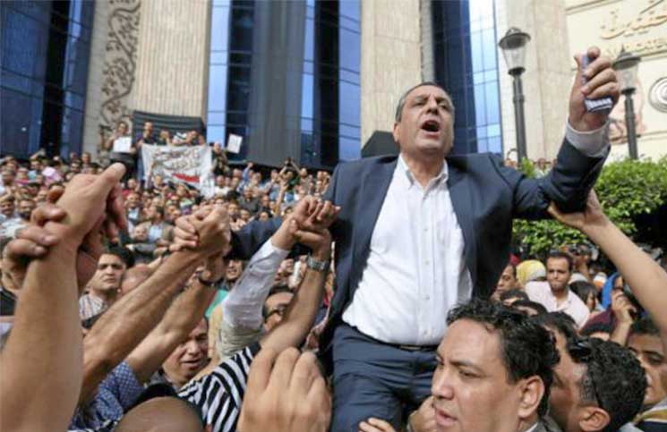 النيابة المصرية تحيل نقيب الصحافيين لمحاكمة