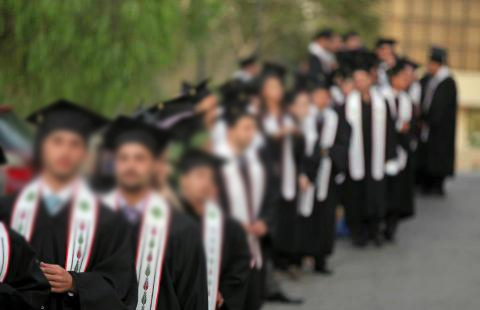 خريجون: يجب اشتراط تصريح مزاولة المهنة