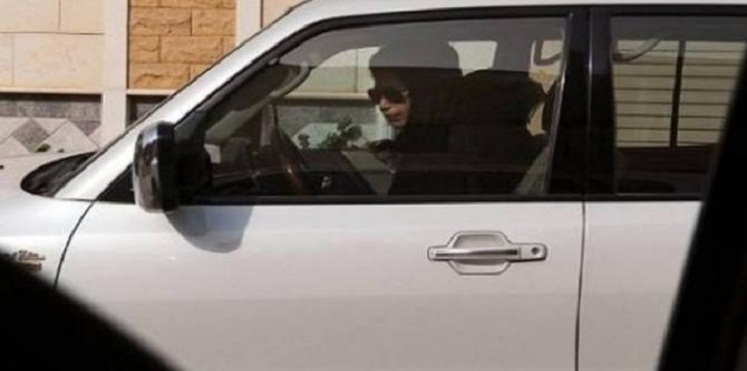 بالفيديو.. الشرطة الهولندية تغرم مسلمة بسبب