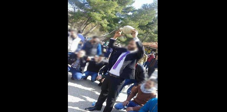 طالب جامعي يكسر (جرة) فرحا بتخرجه