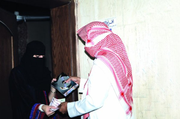 سائق يبتز كفيلته بنشر صورها وفضحها