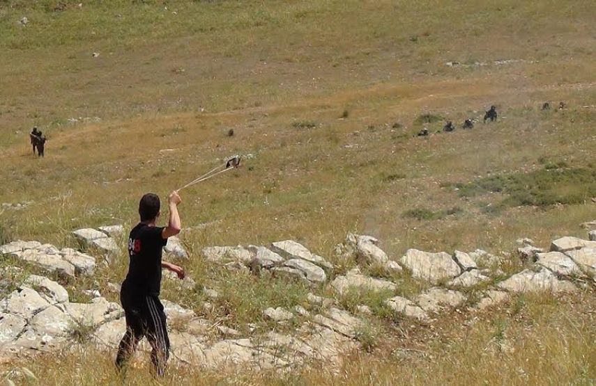 رشق حافلة ومخفر إسرائيليين بالحجارة بالنقب