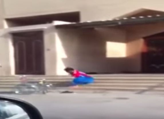 بالفيديو: معوق يقفز على ساق واحدة