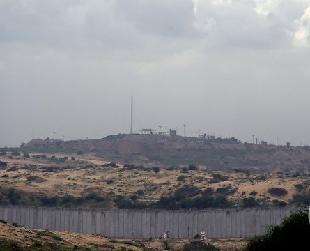 الاحتلال يطلق النار على المزارعين والصيادين