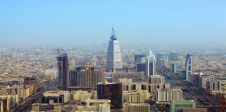 بالصور.. كيف أطاح عناق وقبلة بمدير