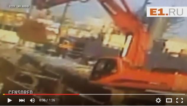 فيديو: سقوط جرافة على رأس عامل