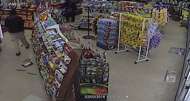 امرأة تلقن ابنها درس لن ينساه