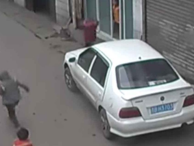 بالفيديو: سيارة تتحول إلى كتلة من