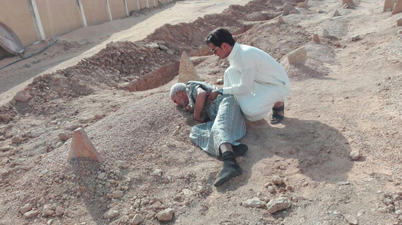 صورة سعودي يقبل قبر زوجته تغزو