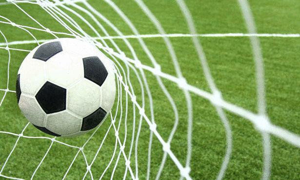 إيقاف حارس مرمى عاما.. تلقى أغرب