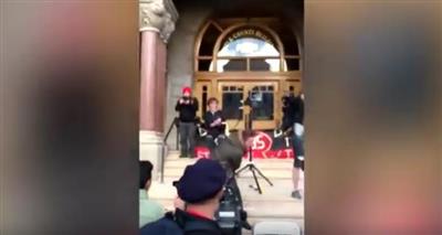 بالفيديو.. أمريكي يقطع رأس ( ترامب