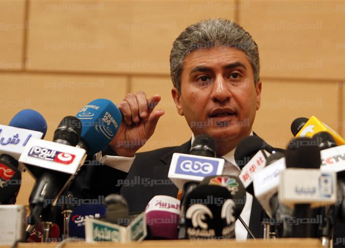 وزير الطيران يتفقد مطاري برج العرب