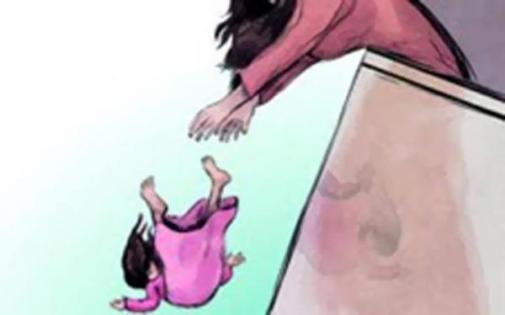 طفلة تسقط من احدى المباني في