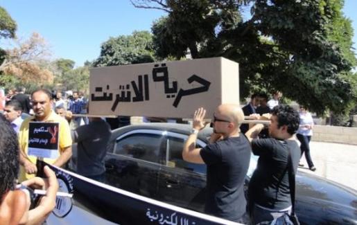 الحكومات تحكم قبضتها على الإنترنت ..