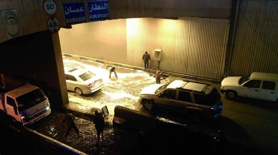 مياه الامطار تغلق انفاق في الزرقاء