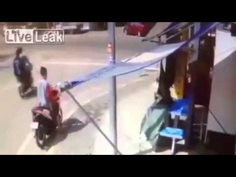 أم تسقط طفلتها الرضيعة عن دراجتها