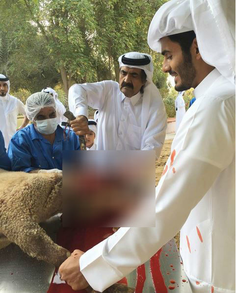 صورة أمير قطر السابق وهو يذبح