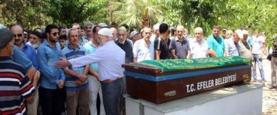 أهالي بلدة تركية يعاقبون قائدا للانقلاب..