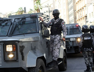 الدرك يفتح طريقا في الكرك أغلقها