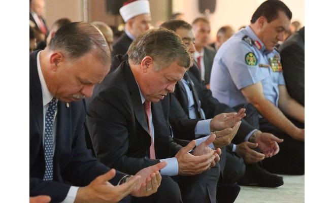الملك يؤدي صلاة العيد في مسجد