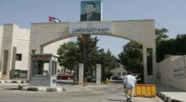 تربية الزرقاء تضع في إذن طينا