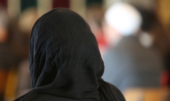 مجددا .. الاعتداء على فتاة مسلمة