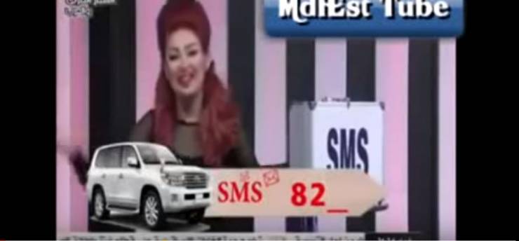لحظة سقوط مذيعة عراقية على الهواء